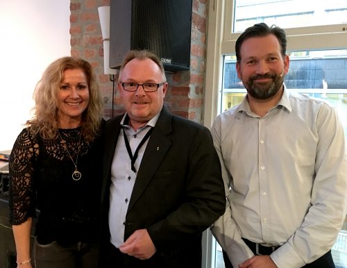 PAUSEPRAT: Petter Frost (th) i Bioteknologirådet, til daglig leder i MSD Animal Health Innovation, argumenterte med at dette er helt ufarlig - og nødvendig for å øke et bærekraftig havbruk, mens fiskeriminister Per Sandberg minnet om steile fronter i spørsmålet om genmodifisering, og var derfor forsiktig med å trekke bastante konklusjoner. LMIs Karita Bekkemellem fikk seg en prat med dem i pausen, og fikk også mulighet til å stille spørsmål underveis.