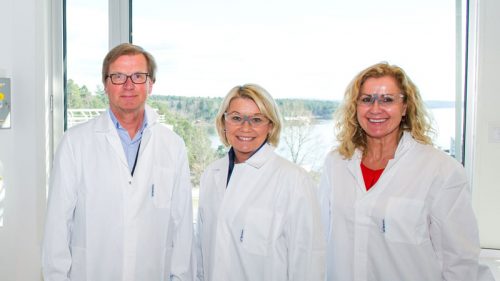 OMVISNING: Administrerende direktør Thomas Ramdahl i Bayer viste frem de nye lab-fasilitetene til statsråd Monica Mæland og administrerende direktør Karita Bekkemellem i LMI.