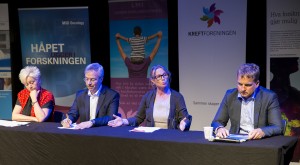 Panelet besto av Kreftforeningens Anne Lise Ryel, professor Bjørn Tore Gjertsen fra Universitetet i Bergen, Monica Larsen fra LMI og Sveinung Stensland (H).