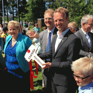 Curida ett år i dag: I dag er det ett år siden statsminister Erna Solberg (fra venstre), daglig leder Leif Rune Skymoen og styreleder Per Thoresen markerte åpningen av Curida.