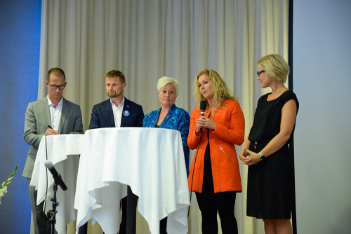 DEBATT: I paneldebatten diskuterte (fra høyre): Ingvild Kjerkol, stortingspolitiker for Arbeiderpartiet, Karita Bekkemellem, administrerende direktør i LMI, Anne Lise Ryel, generalsekretær i Kreftforeningen, Bent Høie, helse- og omsorgsminister og Ketil Widerberg, daglig leder i Oslo Cancer Cluster. 