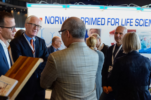 PÅ STANDEN: Den norske ambassaden i Sverige er en av hovedsponsorene bak standen "Norway - Primed for life science", og ambassadør Kai Eide tok turen for å se.