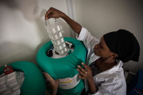 Ebolavaksinen må oppbevares i - 80°C. Foto: WHO/S. Hawkey