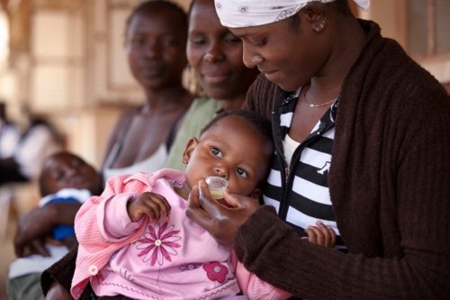 En liten jente får anti-malariamedisin i Nairobi, Kenya. Foto: Mark Tuschman/Novartis