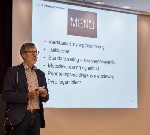 MØTELEDER: Ivar Sønbø Kristiansen, professor i Avdeling for helseledelse og helseøkonomi ved Universitetet i Oslo var fagdagens konferansier.