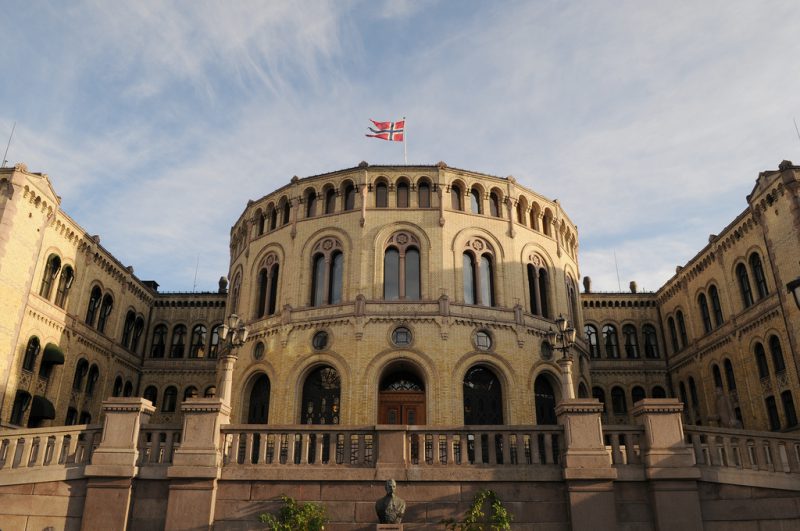 Enige om voksenvaksinasjonsprogram, men uenige om når