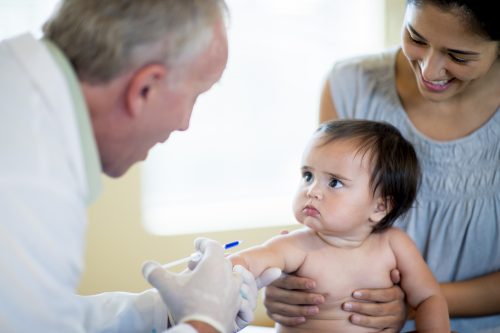 En baby får vaksine
