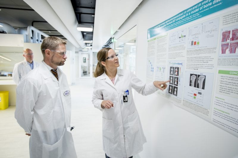Høie besøkte Bayer og Pfizer