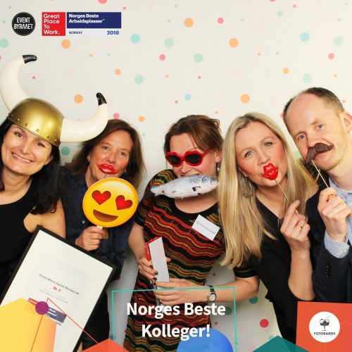 Bilde av fem glade kolleger