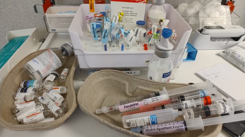 Ber legemiddelprodusenter merke anestesilegemidler etter fargekoder