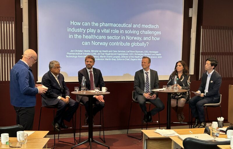 Skymoen i panel med helseministeren og Infosys- gründer